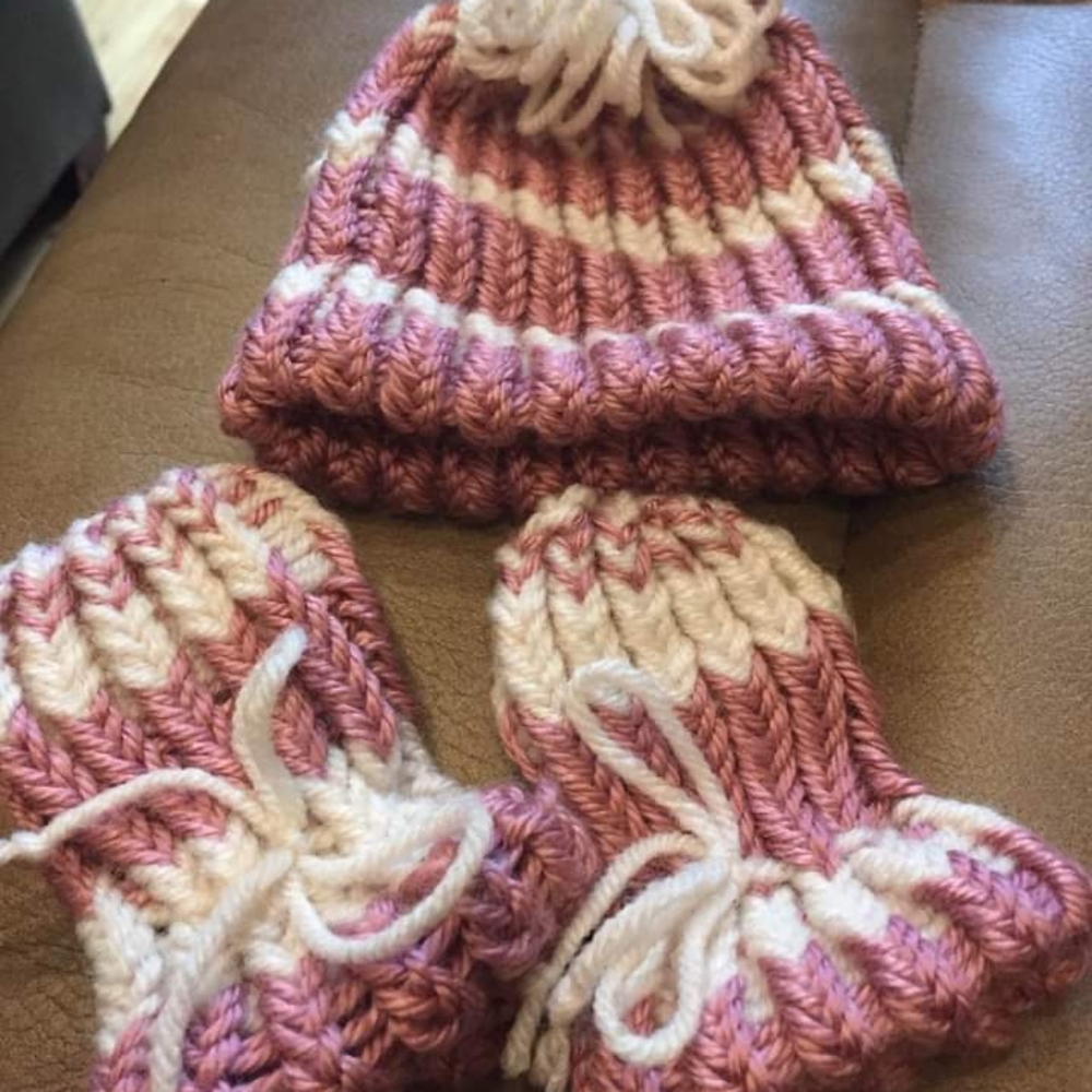 Nb Hat and Mitts set